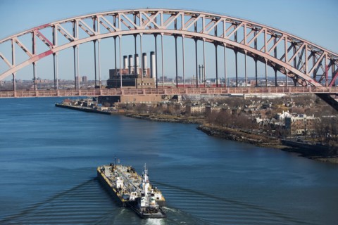 USA, New York, New York City. Ship under bridge. Photo : fotog