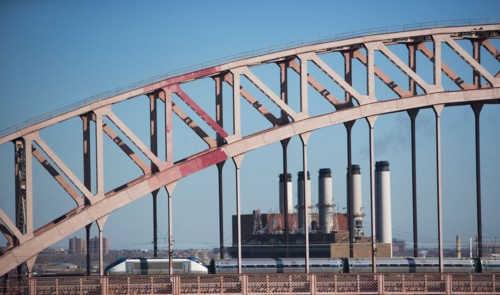 USA, New York, New York City. Bridge and smoke stacks. Photo : fotog