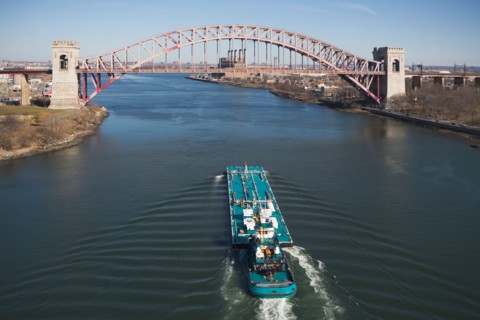 USA, New York, New York City. Ship under bridge. Photo : fotog