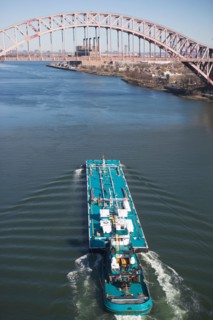 USA, New York, New York City. Ship under bridge. Photo : fotog