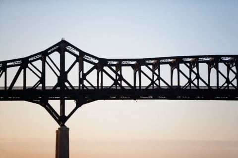 USA, New York, New York City. Silhouette of steel bridge. Photo : fotog