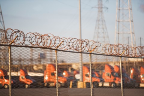USA, New York, New York City. Wire mesh in car park. Photo : fotog