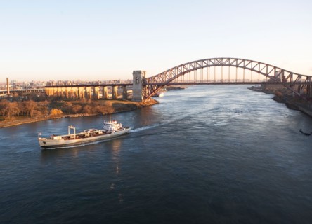 USA, New York, New York City. Ship under bridge. Photo : fotog