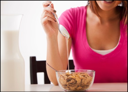 Young woman preparing breakfast. Photo : Mike Kemp