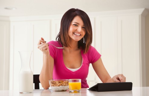 Young woman preparing breakfast. Photo : Mike Kemp