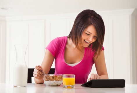 Young woman preparing breakfast. Photo : Mike Kemp