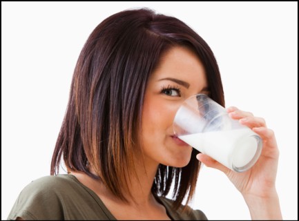 Young woman drinking milk. Photo : Mike Kemp