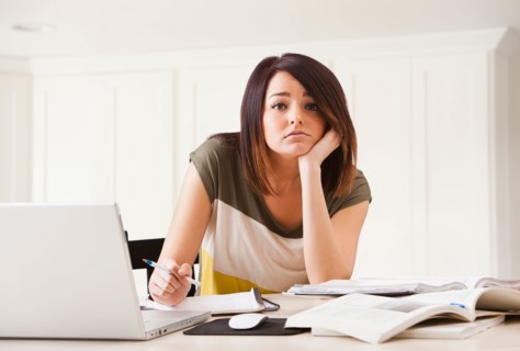 Portrait of young woman learning at home. Photo : Mike Kemp