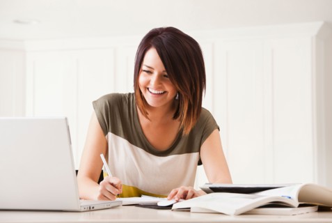 Portrait of young woman learning at home. Photo : Mike Kemp