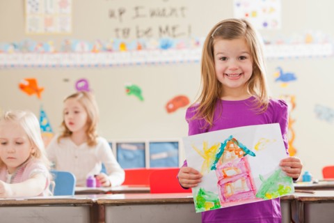 Children (4-5, 6-7) during art classes. Photo : Mike Kemp