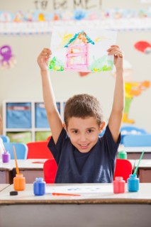 Boy (4-5) during art classes. Photo : Mike Kemp