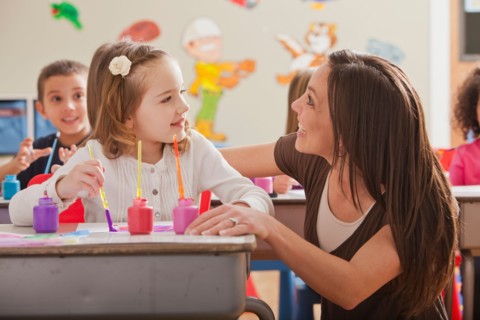 Teacher with children (2-3, 4-5, 6-7) during art classes. Photo : Mike Kemp