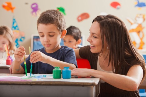 Teacher with children (4-5, 6-7) during art classes. Photo : Mike Kemp
