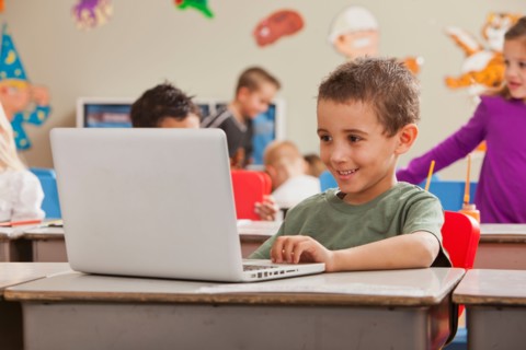 Children (4-5, 6-7) at school using laptop. Photo : Mike Kemp