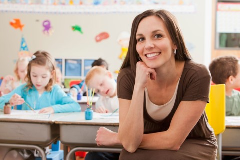 Teacher with children (4-5, 6-7) during art classes. Photo : Mike Kemp