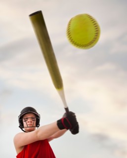 Girl (12-13) plying softball. Photo : Mike Kemp