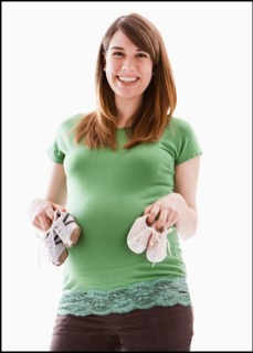 Portrait of pregnant woman, studio shot. Photo : Mike Kemp
