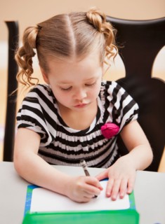 Front view of girl (4-5) drawing . Photo : Mike Kemp
