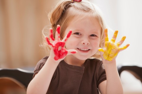 Girl (2-3) with paint covered hands. Photo : Mike Kemp