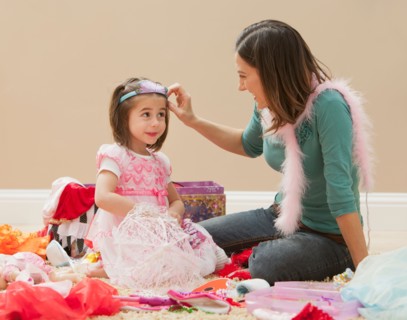 Mother with her daughter (4-5) dressed up as princess. Photo : Mike Kemp