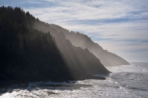 USA, Oregon, Lane County. Cliffs and sea in bright sunshine. Photo : Gary Weathers