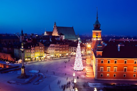 Poland, Warsaw. Castle Square, Sigismund's Column and Royal Castle in Christmas time. Photo :