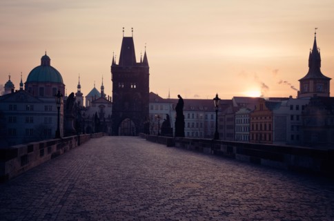 Czech Republic, Prague. View over Charles Bridge towards Prague Castle in early morning. Photo :