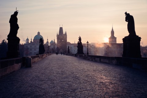 Czech Republic, Prague. View over Charles Bridge towards Prague Castle in early morning. Photo :