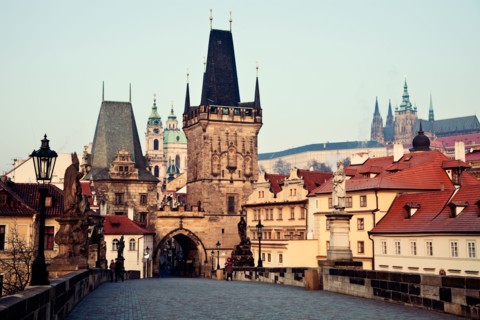 Czech Republic, Prague. View over Charles Bridge towards Prague Castle in early morning. Photo :