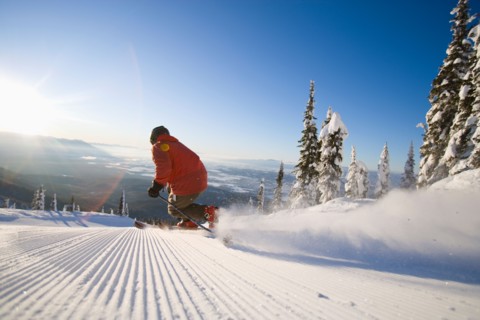 USA, Montana, Whitefish. Man skiing in mountain scenery. Photo : Noah Clayton