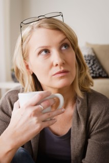 Mid adult woman drinking coffee and looking away. Photo : Rob Lewine