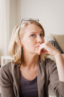 Thoughtful mid adult woman looking away. Photo : Rob Lewine