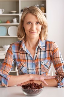 Portrait of mid adult woman with bowl of strawberries. Photo : Rob Lewine