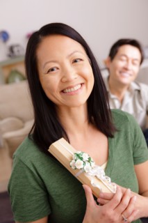 Woman receiving gift from man. Photo : Rob Lewine