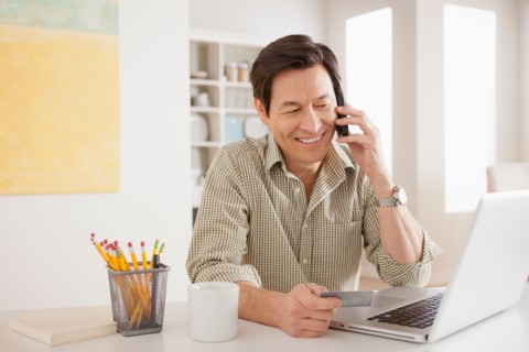 Man shopping online from home. Photo : Rob Lewine