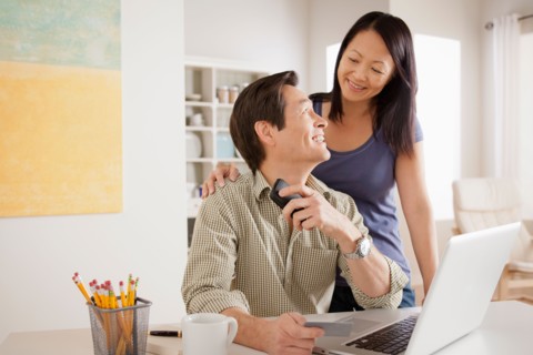 Couple shopping online from home. Photo : Rob Lewine