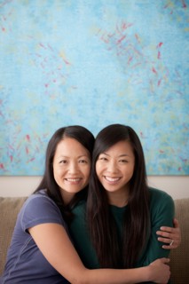 Portrait of mother and adult daughter. Photo : Rob Lewine