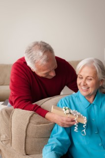 Man giving woman gift. Photo : Rob Lewine