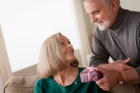 Man giving woman gift. Photo : Rob Lewine