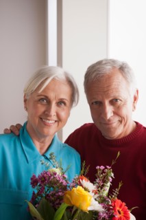 Portrait of senior couple with flowers. Photo : Rob Lewine