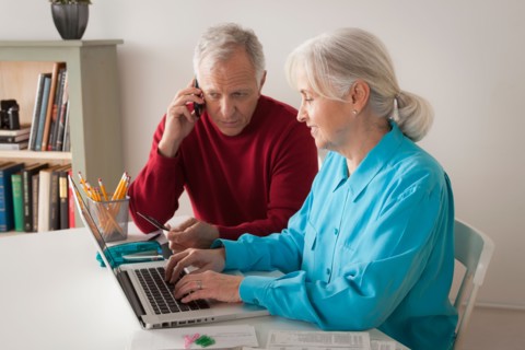 Senior couple using laptop together. Photo : Rob Lewine
