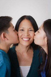 Siblings giving mother kiss. Photo : Rob Lewine