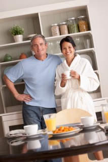 Couple standing over breakfast table. Photo : Rob Lewine