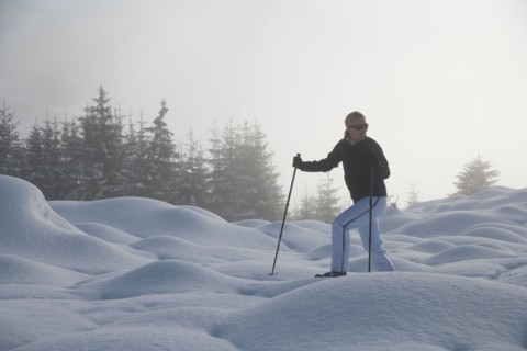 Austria, Maria Alm. Young woman hiking in winter scenery. Photo : Mark de Leeuw