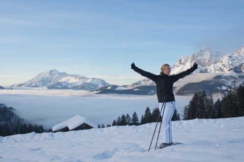 Austria, Maria Alm. Young woman hiking in winter scenery. Photo : Mark de Leeuw