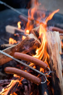 Sausages being grilled on bonfire. Photo : Jessica Peterson