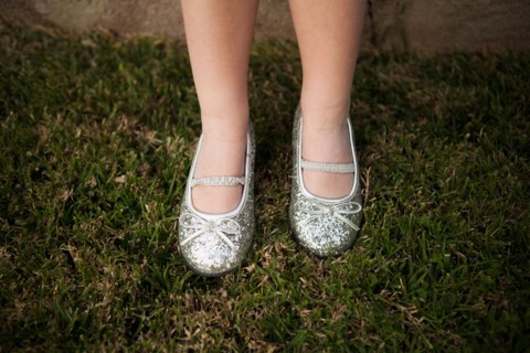 Close-up view of girl's (4-5) legs on grass. Photo : Jessica Peterson