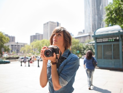 USA, New York, New  York City. Young woman holding photo camera. Photo : Jessica Peterson