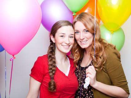 Studio Shot of young women holding balloons. Photo : Jessica Peterson