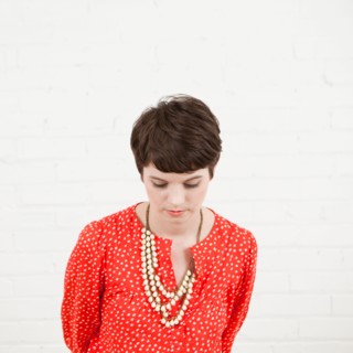 Studio Shot portrait of young woman looking down. Photo : Jessica Peterson